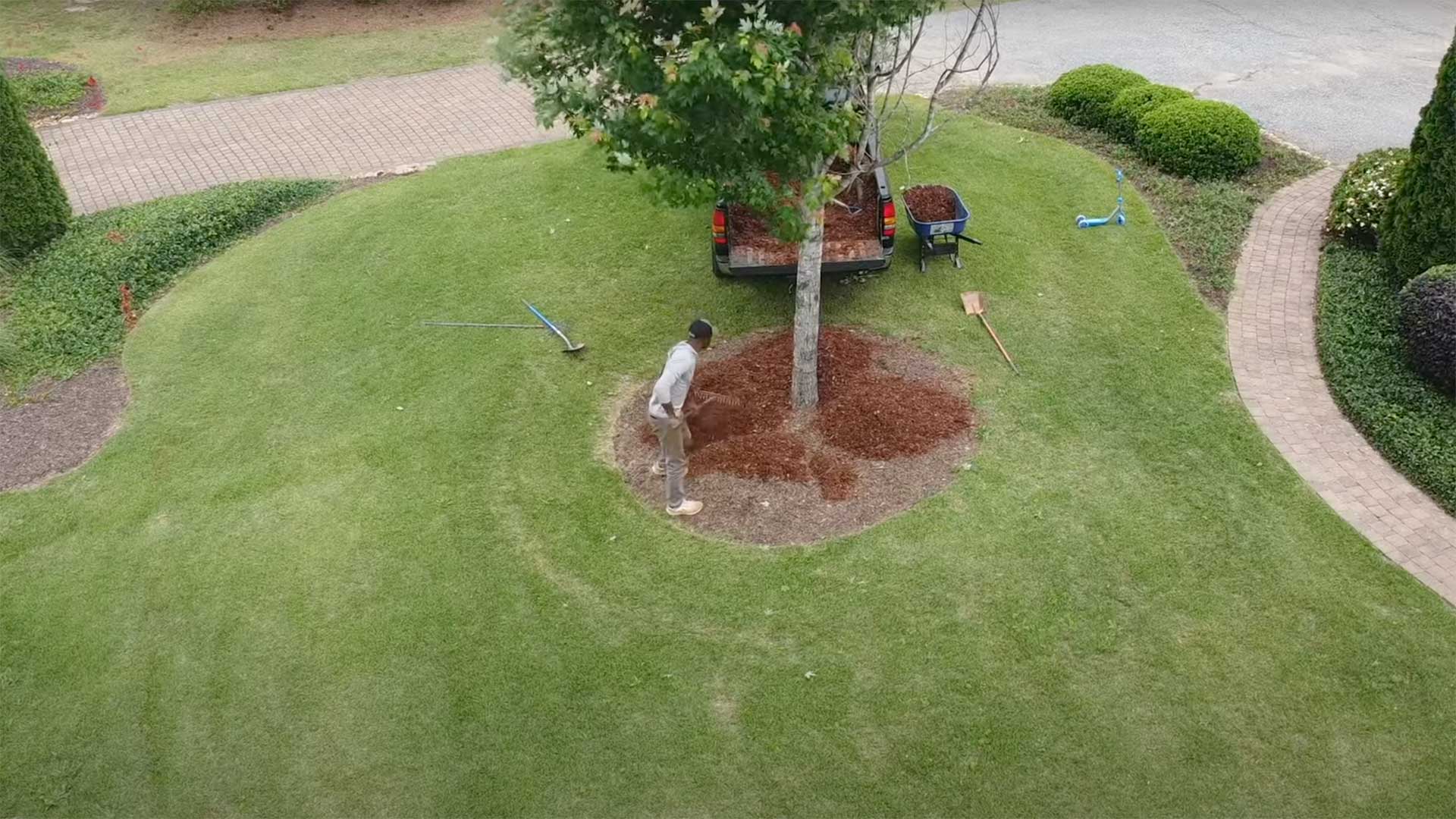 How To Mulch Around Trees - Exmark's Backyard Life