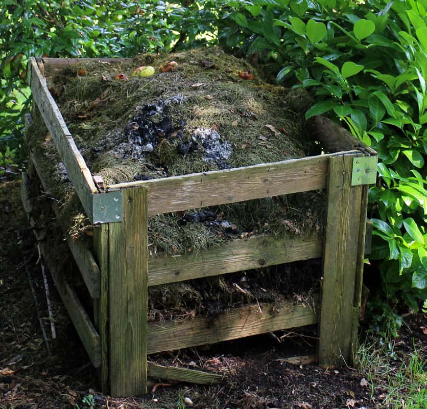 How to Build a Compost Bin From Recycled Pallets - Exmark's Backyard Life