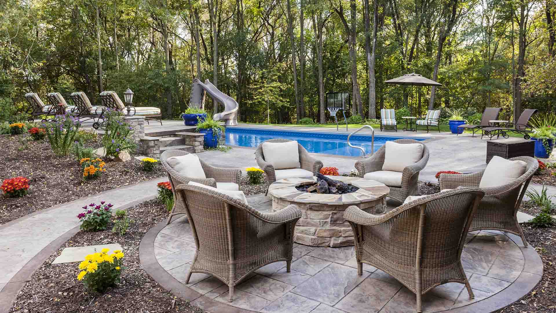 Round fire pit seating area hot sale